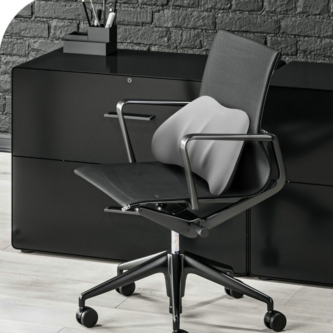 Coussin lombaire Be'Support gris sur chaise de bureau, idéal pour améliorer la posture des femmes enceintes au travail.