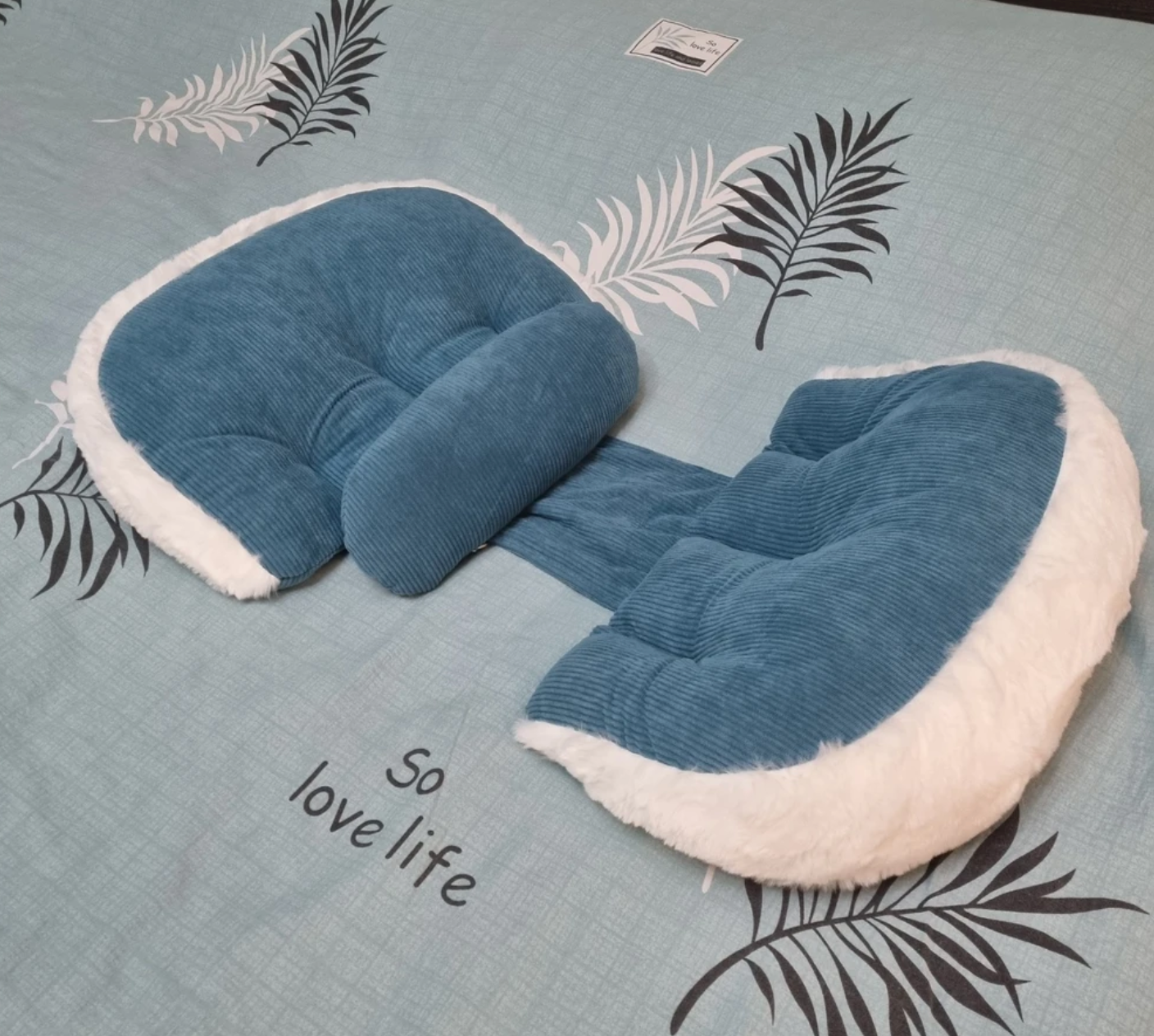 Coussin de grossesse Be'Cloud posé sur lit, soutien dorsal et latéral ergonomique