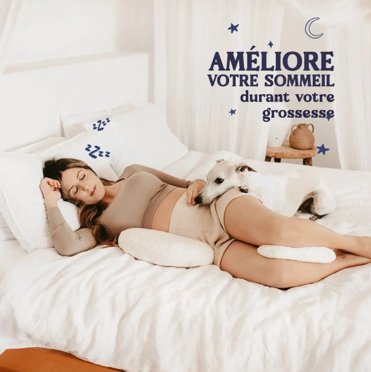 Femme enceinte dormant paisiblement avec le coussin de maternité Be'Plume, accompagnée de son chien, illustrant l’amélioration du sommeil durant la grossesse.