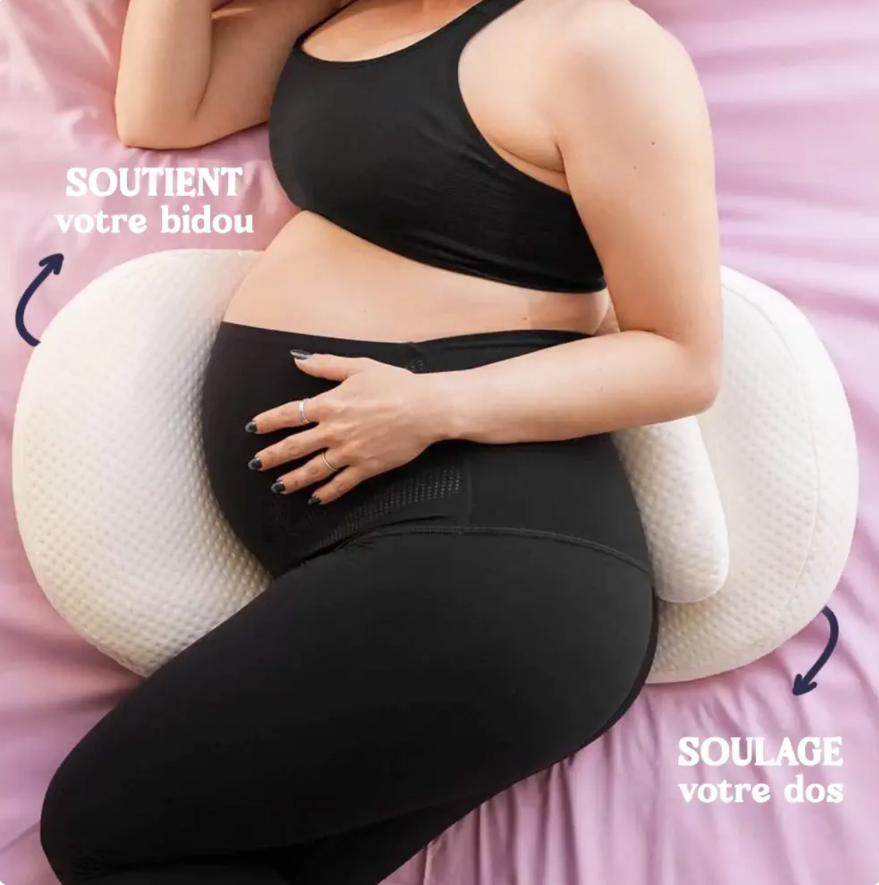 Femme enceinte allongée avec le coussin de maternité Be'Plume qui soutient le ventre et soulage le dos, idéal pour un sommeil confortable pendant la grossesse.