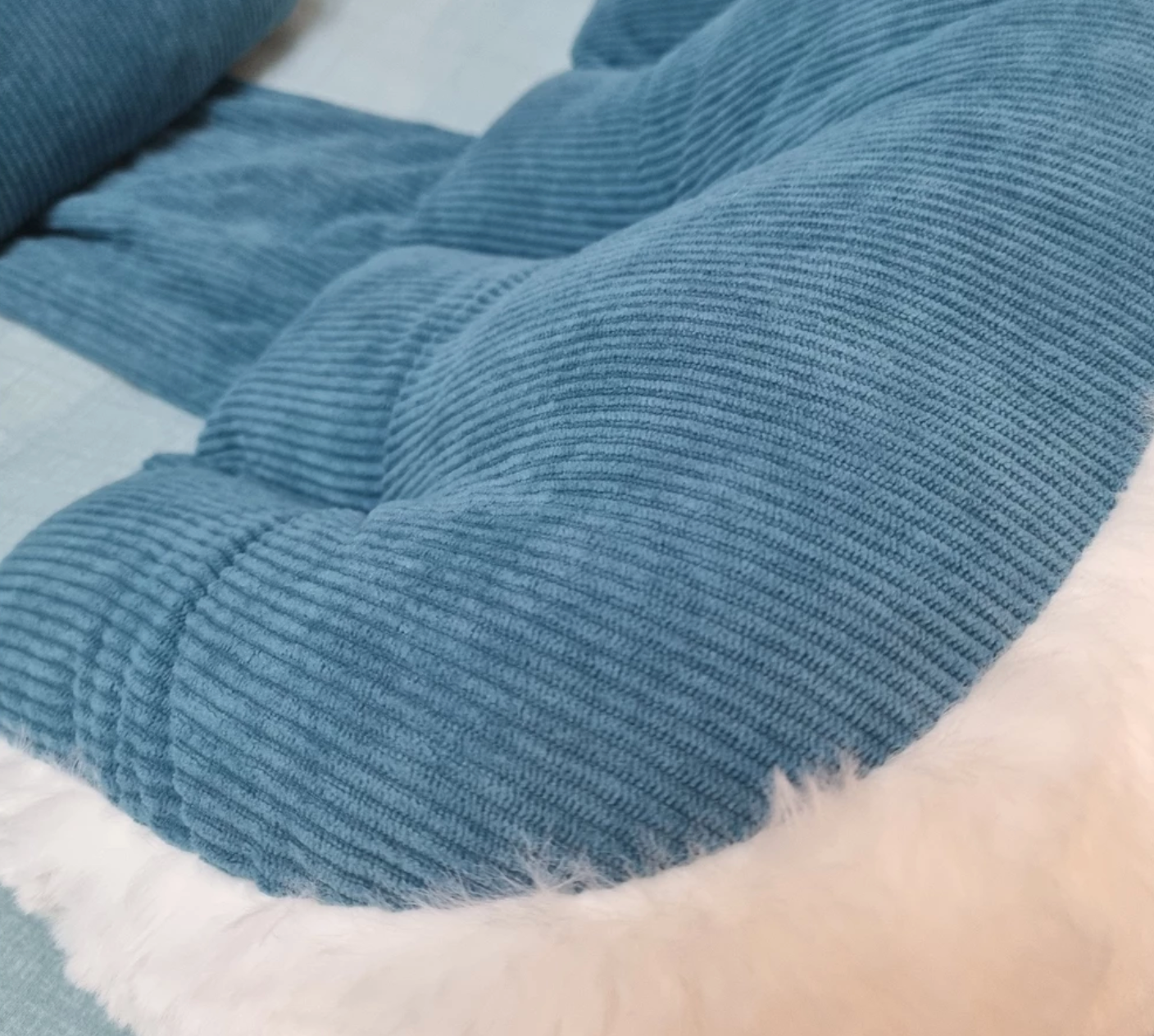 Zoom sur le coussin de grossesse Be'Cloud en tissu velours doux et rembourrage moelleux