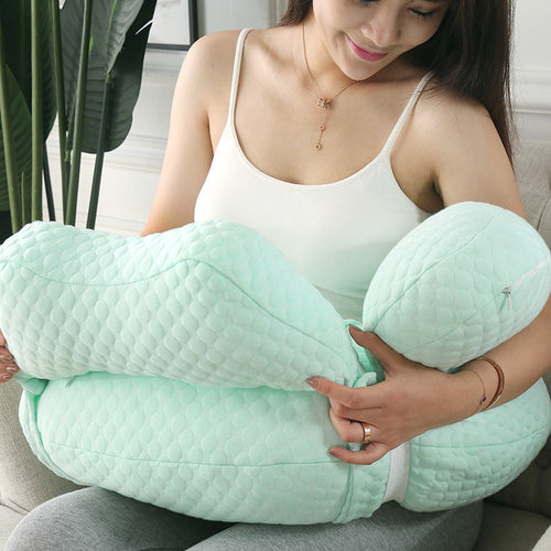 Femme allaitant son bébé avec le coussin d’allaitement ergonomique Be’Lacta de BEBLY pour un confort optimal.